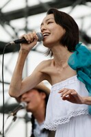 「Coccoといいます。沖縄の女です」と自己紹介し、沖縄民謡を取り入れた「ニライカナイ」をはじめ5曲を熱唱したCocco。