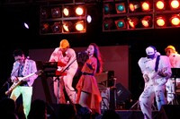 PLASTICSでボーカルを務めたのは、イギリスから一時帰国中だという佐藤チカの実娘・花梨。