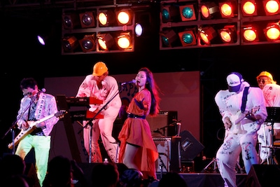 PLASTICSでボーカルを務めたのは、イギリスから一時帰国中だという佐藤チカの実娘・花梨。