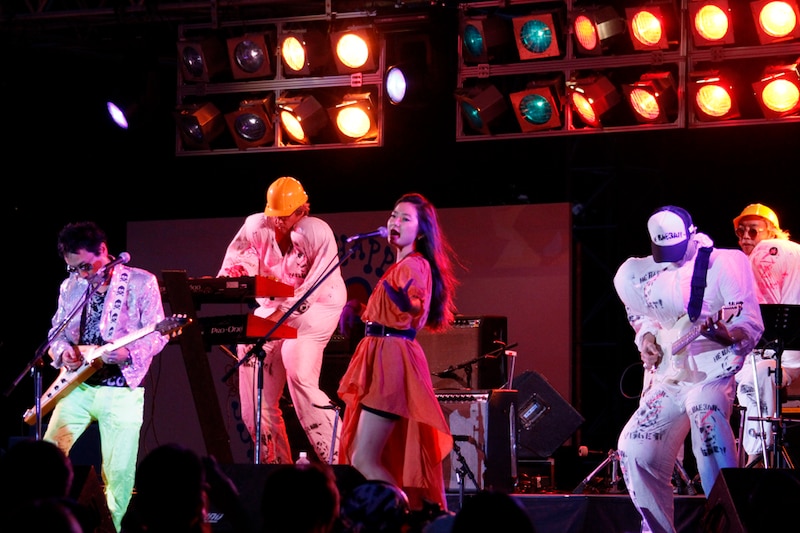 PLASTICSでボーカルを務めたのは、イギリスから一時帰国中だという佐藤チカの実娘・花梨。