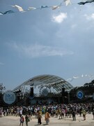 写真はLAKE STAGE昼間の様子。最終日のトリはthe telephonesが務め、会場をダンスフロア化させた。