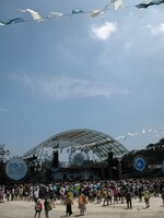 写真はLAKE STAGE昼間の様子。最終日のトリはthe telephonesが務め、会場をダンスフロア化させた。