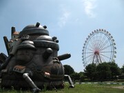 会場内ではスタジオジブリとのコラボレーションが展開され、多くの人が記念写真を撮影。PARK STAGE近くには「ハウルの動く城」の巨大オブジェが展示された。