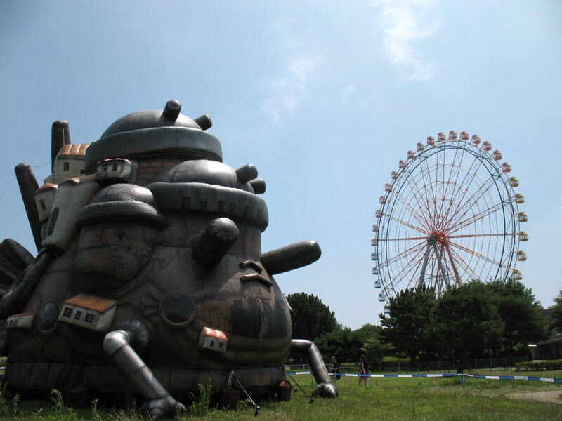 会場内ではスタジオジブリとのコラボレーションが展開され、多くの人が記念写真を撮影。PARK STAGE近くには「ハウルの動く城」の巨大オブジェが展示された。