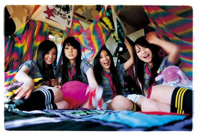 写真はアルバム「TEMPTATION BOX」完全生産限定盤に付属のフォトブックより。