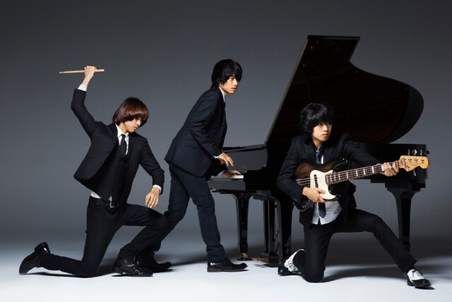 アルバム「新世界創造記・前編」に収められる新曲「僕らの永遠～何度生まれ変わっても、手を繋ぎたいだけの愛だから～」は現在au「LISMO!」CMソングとしてオンエア中。