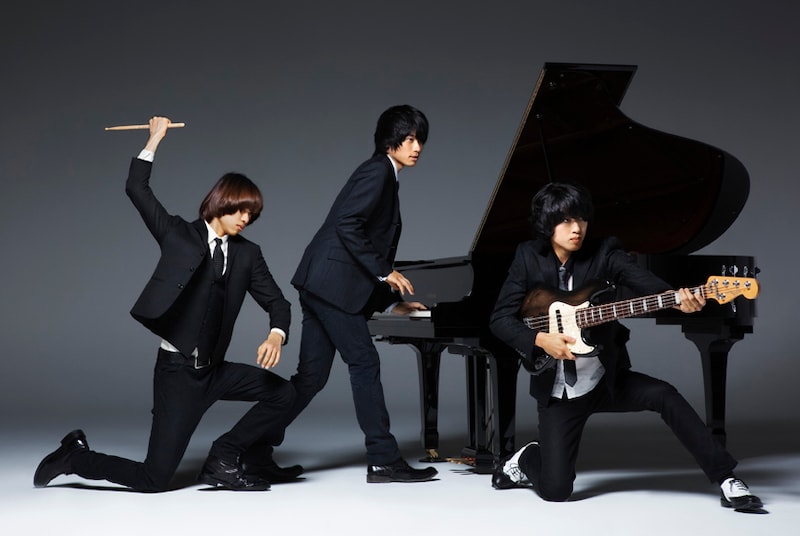 アルバム「新世界創造記・前編」に収められる新曲「僕らの永遠～何度生まれ変わっても、手を繋ぎたいだけの愛だから～」は現在au「LISMO!」CMソングとしてオンエア中。