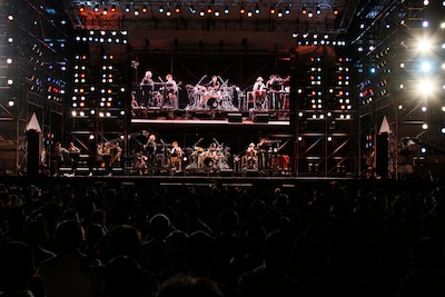 圧巻の11曲を披露したYellow Magic Orchestraのステージ。小山田圭吾、高田漣、権藤知彦のサポートメンバーに加え、ダンサー、スカパラホーンズ、ゲストボーカルCrystal Kayがステージを豪華に彩った。