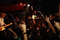 ファンクラブ「DOES MANIA」はまもなく会員募集を再開予定とのこと。入会を考えているファンはオフィシャルサイトをまめにチェックしておこう。