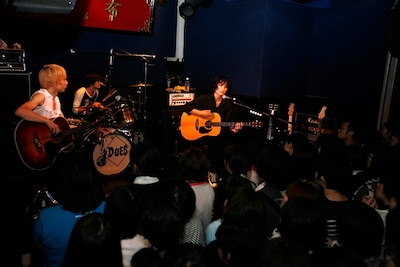 貴重なアコースティックスタイルでのパフォーマンス。