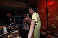 DJプレイ中のケーサク。