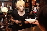 ファンにカレーをふるまうヤス。