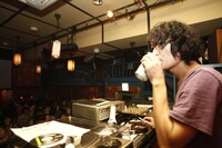 DJプレイ中のワタル。