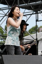 常にピースフルなメッセージを発信しているLOVE PSYCHEDELICOは、代表曲や近年のナンバーを織り込んだセットリストを展開。