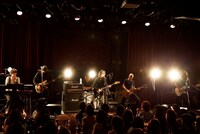 東京・丸の内COTTON CLUBで8月9日に行われたファンクラブ限定ライブの模様。新曲を含む計13曲が演奏された。