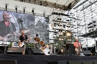 MONGOL800は「あなたに」「小さな恋のうた」などのヒット曲を含むフェス定番ナンバーを連発。それに呼応するかのように踊りまくるオーディエンスが続出した。