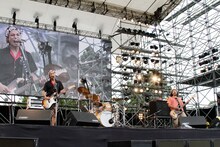 MONGOL800は「あなたに」「小さな恋のうた」などのヒット曲を含むフェス定番ナンバーを連発。それに呼応するかのように踊りまくるオーディエンスが続出した。