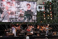 ムーンライダーズのステージには小島麻由美がゲスト参加し、コラボ曲「ゲゲゲの女房のうた」を初披露。小島の透明感のある歌声に、自然と演奏が溶け込んだ。