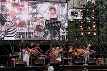 ムーンライダーズのステージには小島麻由美がゲスト参加し、コラボ曲「ゲゲゲの女房のうた」を初披露。小島の透明感のある歌声に、自然と演奏が溶け込んだ。