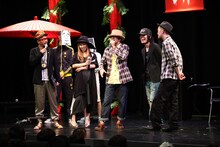 初出演にもかかわらずMCを務めることになったLOW IQ 01（写真右から3番目）は「すいませんねぇ、ポッと出なのに」と言いつつ非常にうれしそう。