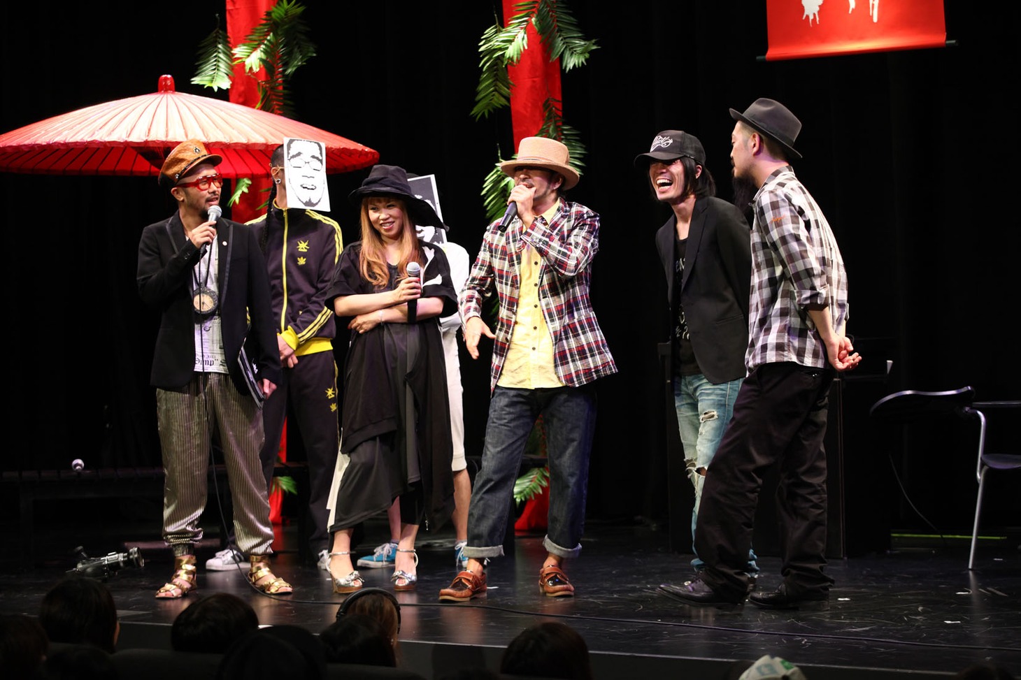 初出演にもかかわらずMCを務めることになったLOW IQ 01（写真右から3番目）は「すいませんねぇ、ポッと出なのに」と言いつつ非常にうれしそう。