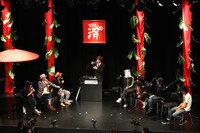 なぜか1人だけスーツで登場したピエール中野（写真中央）は他の出演者から「レコード会社の方ですか？」「マネージャーさん？」と総ツッコミを受けるはめに。