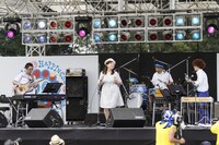 トップバッターを飾ったのは、小池光子、高田漣、ASA-CHANG、鈴木正人の4人によるスペシャルユニット・にほんのうた楽団。日本の唱歌や童謡カバーで家族連れもみられる来場者を迎えた。