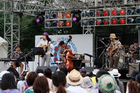 揃いのアロハシャツで決めたバンドを引き連れ、オーガニックなサウンドを響かせた大橋トリオ。