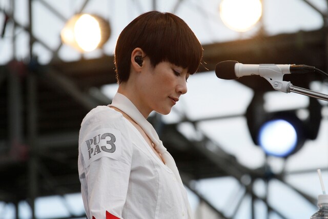 原田知世（Vo/写真）たっての希望で出演時間が後半になったというpupa。高橋幸宏（Key）は「今回もようこそ」と優しく声をかけ、皆勤出場の貫録あふれるパフォーマンスでファンを魅了した。