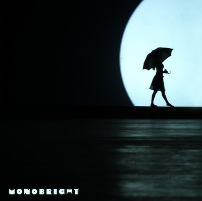 秋にリリースするニューアルバム「ADVENTURE」に向けて、全国ツアー真っ最中のmonobright。明日8月20日は鳥取・米子BELIERでライブを行う（写真はシングル「雨にうたえば」ジャケット）。