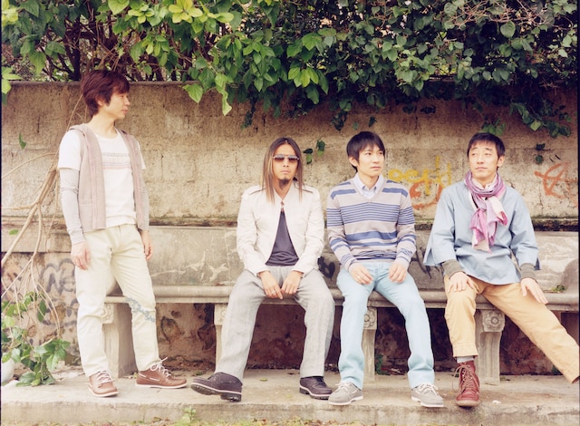 スピッツは9月29日に両A面シングル「シロクマ／ビギナー」、10月27日にニューアルバムをリリース。