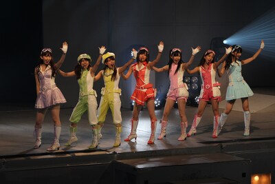 写真は「みんな集まれ！ ドラゴンボール改ミーティング」の様子。左から小嶋陽菜、大島優子、高橋みなみ、前田敦子、渡辺麻友、板野友美、柏木由紀。