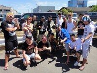 写真は7月18日にお台場で行われたINFINITY16主催イベント「REVOLUTION ～お台場ノ乱～」の舞台裏の模様。後列左からRED RICE（湘南乃風）、MUNEHIRO、導楽、LIFE-G、MAD KYU、SHOCK EYE（湘南乃風）、The BK Sound。前列左から若旦那（湘南乃風）、GOKGEN SOUND、JAMOSA、TELA-C（INFINITY16）、SWEETSOP、HAN-KUN（湘南乃風）。