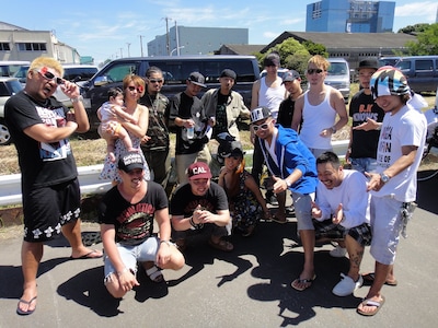 写真は7月18日にお台場で行われたINFINITY16主催イベント「REVOLUTION ～お台場ノ乱～」の舞台裏の模様。後列左からRED RICE（湘南乃風）、MUNEHIRO、導楽、LIFE-G、MAD KYU、SHOCK EYE（湘南乃風）、The BK Sound。前列左から若旦那（湘南乃風）、GOKGEN SOUND、JAMOSA、TELA-C（INFINITY16）、SWEETSOP、HAN-KUN（湘南乃風）。