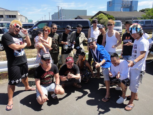 写真は7月18日にお台場で行われたINFINITY16主催イベント「REVOLUTION ～お台場ノ乱～」の舞台裏の模様。後列左からRED RICE（湘南乃風）、MUNEHIRO、導楽、LIFE-G、MAD KYU、SHOCK EYE（湘南乃風）、The BK Sound。前列左から若旦那（湘南乃風）、GOKGEN SOUND、JAMOSA、TELA-C（INFINITY16）、SWEETSOP、HAN-KUN（湘南乃風）。