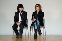 「LOLLAPALOOZA」でのステージについてToshI（写真左）は「YOSHIKIが気合入りすぎて、カウントに入るタイミングを思いっきり間違えてました」と暴露。