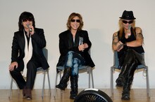 TAIJIが会見に加わると「この3ショットは奇跡だよね」と思わずToshI（写真左）がこぼした。