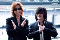 会見後には日産スタジアムのステージで写真撮影を実施。ステージ上でXポーズを決めるYOSHIKI（写真左）とToshI（写真右）。
