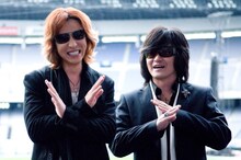 会見後には日産スタジアムのステージで写真撮影を実施。ステージ上でXポーズを決めるYOSHIKI（写真左）とToshI（写真右）。