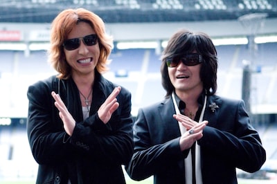 会見後には日産スタジアムのステージで写真撮影を実施。ステージ上でXポーズを決めるYOSHIKI（写真左）とToshI（写真右）。
