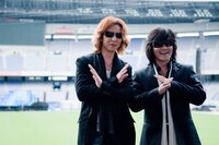 日産スタジアムは現在絶賛ステージ施工作業中。ライブに参加する人は当日を楽しみにしておこう。