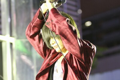 シークレットライブでは当初4曲演奏される予定だったが、あまりの混雑にライブが途中で打ち切られる事態に。しかしファンは、4人がステージを去った後、大きな拍手で彼らのパフォーマンスを称えた。