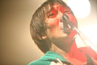 の子（神聖かまってちゃん）。この日、の子はなぜか突然持っていたストラトキャスターをステージに叩きつけ壊そうとするが、思った以上に頑丈で壊れずあきらめるという一幕も。