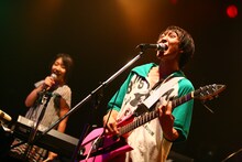 神聖かまってちゃん。ライブ中盤では、ミドリの曲が終わってもみさこがトイレから戻ってこないというアクシデントが。急遽monoがドラムを担当し「あるてぃめっとレイザー！」を演奏した。