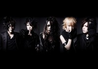逹瑯（Vo / ムック）、ヒロト（G / Alice Nine）、美月（G / Sadie）、Dunch（B / jealkb）、ケンゾ（Dr）の5人からなるカラス。
