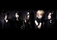 逹瑯（Vo / ムック）、ヒロト（G / Alice Nine）、美月（G / Sadie）、Dunch（B / jealkb）、ケンゾ（Dr）の5人からなるカラス。