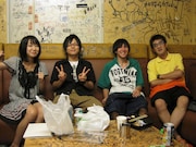 LIQUIDROOM ebisuの楽屋でくつろぐ神聖かまってちゃんメンバー。左からみさこ（Dr）、ちばぎん（B）、の子（Vo,G）、mono（Key）。