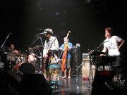 本番前に入念なサウンドチェックを行うミドリのメンバー。