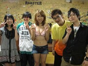 ラウンドガールを囲んで笑顔を見せる神聖かまってちゃんメンバー。