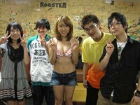 ラウンドガールを囲んで笑顔を見せる神聖かまってちゃんメンバー。